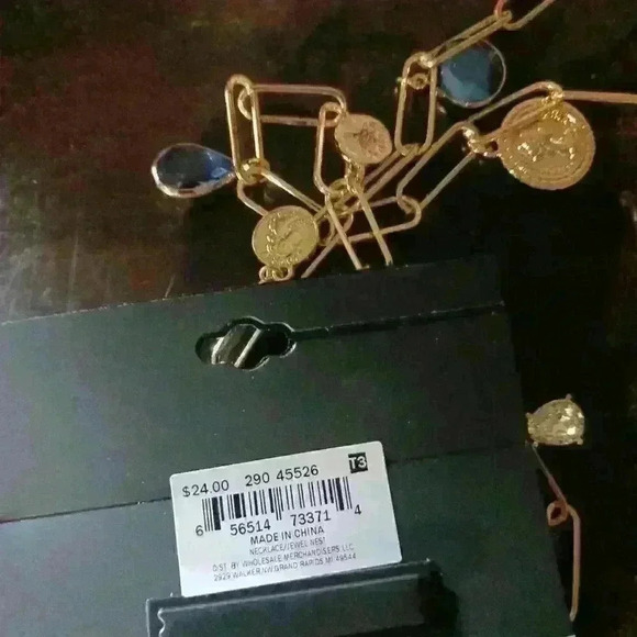 Gold chain coin charm necklace - Picture 3 of 4